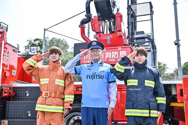 川崎フロンターレが川崎市消防局にリボンマグネット贈呈で連携強化! 脇坂泰斗&大関友翔がはしご車の高さ25m搭乗体験行い、防火・防災アピールの画像