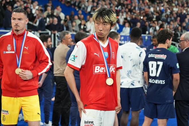 運命の大一番！サッカー日本代表・伊東純也、中村敬斗、関根大輝が語った｢世界一のクラブ｣と｢降格プレーオフ｣(2)敬斗＆純也メダル記念ショットと先制点｢カードをもらってもいい｣プレー【激闘後21連写】の画像006