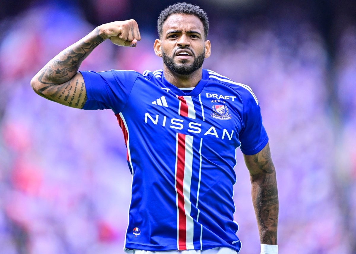 トトロ見上げてる」J1横浜FMアンデルソン・ロペスのモデルショットが