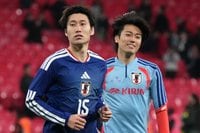 ｢英語なのに関西弁に聞こえる笑｣鎌田大地、待望の欧州ゴール後に見せた同僚FWとの“爆笑いじり合い”に反響！｢鎌田の返し最高笑｣