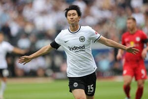 フランクフルトの「欧州チャンピオンズリーグ用ユニフォーム」発表！ サッカー日本代表・鎌田大地が「シンプル・イズ・ザ・ベスト」と感想を述べた新ユニは、守田英正との日本代表対決で着用へ【動画】の画像