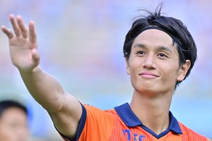 ｢絵になりますな〜｣J1清水DFリーダー高橋祐治と｢元AKB48メンバー妻｣、ミッキー帽子の夫婦ショットに｢お二人とも可愛い｣の声！の画像