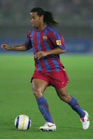 「ブラジルのラストダンサー」ロナウジーニョのCLプレー集に再脚光! 変幻自在のドリブルや肩キープなど「美麗テクニック」に称賛の声の画像