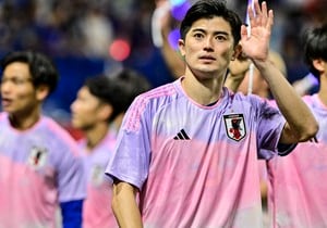 「谷口ズバ抜けて別格」サッカー日本代表選手たちがネクタイ結びに悪戦苦闘！「料理人の雰囲気ある笑」などピッチ外でもキャラクターを存分に披露の画像