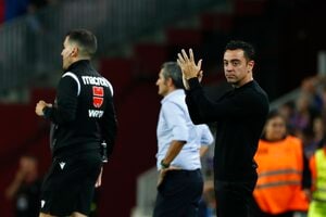 バルセロナのシャビ監督が試合中に「超絶トラップ」を披露し、｢現役いけるやろ｣とファン興奮！ 現役時代さながらの絶妙コントロールに｢会場が沸く｣の画像