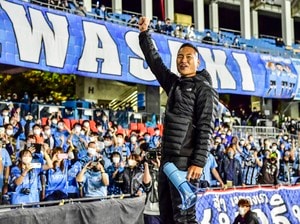 「エモ of the year」「ビール2杯いけます」 FC町田ゼルビアの鄭大世が、川崎フロンターレ時代の恩師・関塚隆監督とサシ飲み!の画像