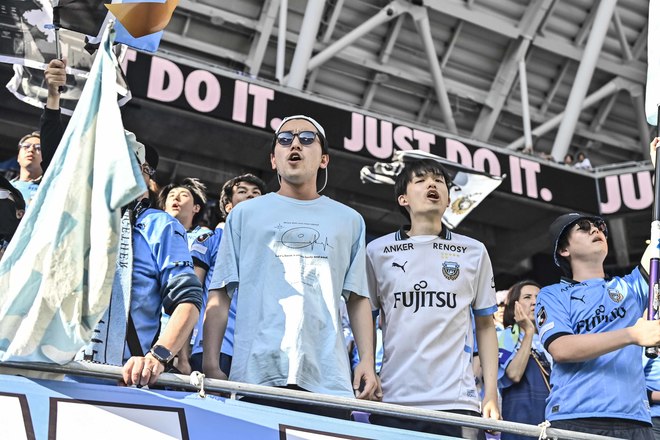 【サポーターアルバム】敵地で勝利を掴んだ川崎フロンターレのサポーター写真75枚！ 圧巻の応援で勝ち越し導く「サンフレッチェ広島ー川崎フロンターレ」の画像073