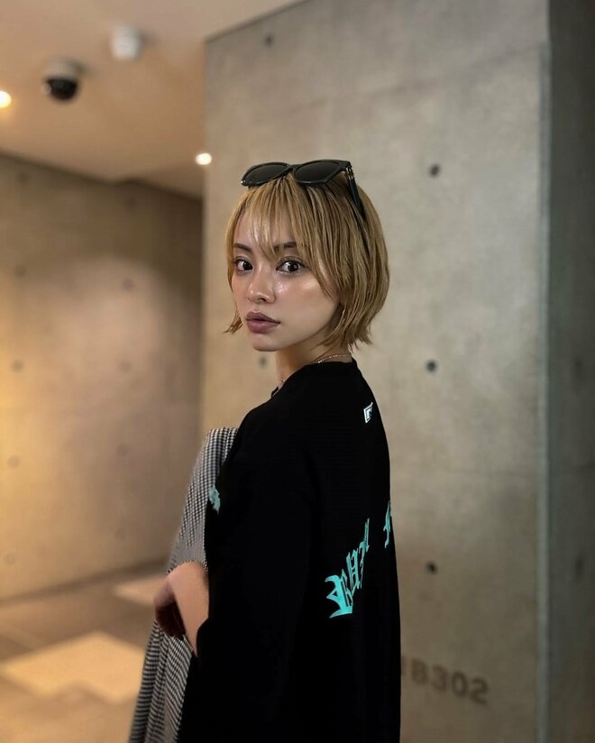 「美人界の日本代表」噂の美人すぎるW杯サポーター、金髪ロング&露出度高めのギャルビジュに「安室ちゃんみたい」「ガチ美人過ぎる」の画像