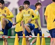 「細いイメージあったけど覆った」サッカー日本代表FW三笘薫、"決勝弾アシスト"のスペイン戦後に写った「上半身の筋肉美」が話題! お笑い芸人・ワッキーさんが投稿した画像に「これがプレミア仕様か」の声の画像