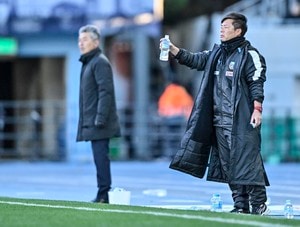 川崎・鬼木監督が試合後に福岡・長谷部監督の元へ足を運んで異例のハグ……試合前には笑顔で握手を交わしており、退任が決定している両氏が試合前後に時間作るの画像