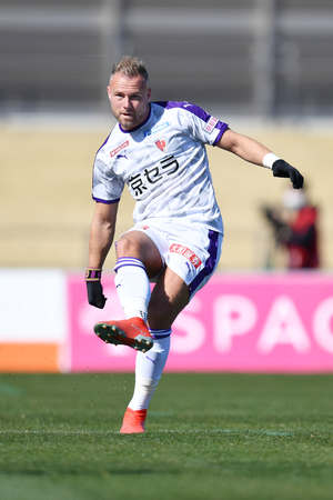 【J2前半戦ベストイレブン(1)】＜GK～ボランチ編＞失点数リーグ最少の京都からはGK若原智哉とCBヨルディ・バイスを選出！【戸塚啓のJ2のミカタ】の画像