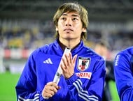 「日本の伝統芸能」「これ海外の人わからんでしょうよw」J3優勝の愛媛FC、森脇良太による「“フル無視”シャーレアップ」が世界に公開! 日本では「恒例の光景」も、海外からは「何が起こったんだ?」の反応の画像