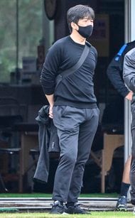 WBC始球式を務めたサッカー日本代表森保一監督「かあいい」「お辞儀マックス」何度も頭を下げ「W杯より緊張」との指摘の画像