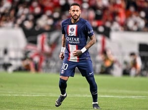 「足クッションやん」パリ・サンジェルマンのブラジル代表FWネイマールが「35mの高さ」から落ちるボールを正確にトラップ! 圧巻の技術がファンの称賛浴びる「すごいとしか言えん…」の画像