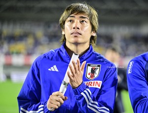 「ビジュ良すぎる」「綺麗な2度見で可愛いw」伊東純也、サッカー教室での「カメラ2度見→指差し」にファン歓喜！ 「ずるいずるいずるい～」と撮影者をうらやむ声もの画像