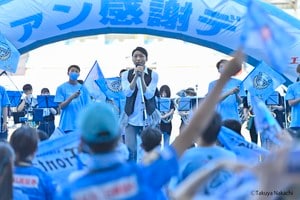 「苦楽を共にした最高の仲間だからです」川崎フロンターレFW小林悠がお笑いコンビ「ぺこぱ」のシュウペイらとの「忘年会」写真公開！ 「とても刺激を受けました！」と高校時代のチームメイトと貴重な時間過ごすの画像
