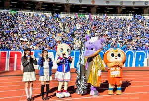 「(実質)センターにいるし」J1復帰を目指すクラブのマスコットのポジショニングにサポーターから称賛集まる！ 「ポジショニングが完璧だったから開幕スタメン硬い」の声も出た、順位以上に目立つ位置の画像