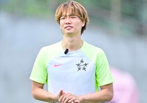 「めっちゃ叩かれている」「相変わらず素敵な笑顔すぎる」板倉滉、チームメイトのつくった“花道”を通りながら「揉みくちゃ」にされる姿が話題に！ ファンも練習への復帰を喜ぶの画像