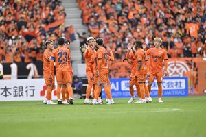 「両ボランチ上手いわ！完璧!!」J1清水の宇野禅斗＆マテウス・ブエノの極上プレーによる“美しい崩し”に反響！「ワンタッチパス完璧」「4人引きつけられてる」などの声の画像