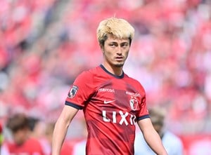 「ヒールキング」「流石の煽りやべえw」鹿島FW鈴木優磨のゴール直後の“寝そべりポーズ”に反響！「踏まれるところまでがセット」「これがあっての鈴木優磨w」の声の画像