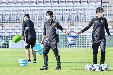 画像 写真 画像 森保一サッカー日本代表監督と反町康治技術委員長がバケツを持ってピッチに水撒きのために走り回る 非公開練習直前に発生した アウェイの洗礼 日本代表 ニュース サッカー批評web