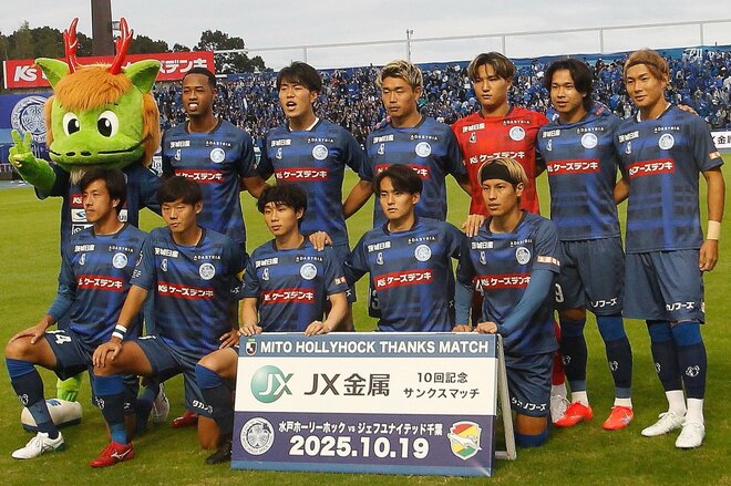 ｢感涙してしまう…｣大混戦のJ2を水戸が制す！J参入から26年｢J2の番人｣J1初昇格決定の瞬間！｢こんな日が来るなんてなぁ…｣他サポからも｢おめでとう水戸ちゃん！｣の画像