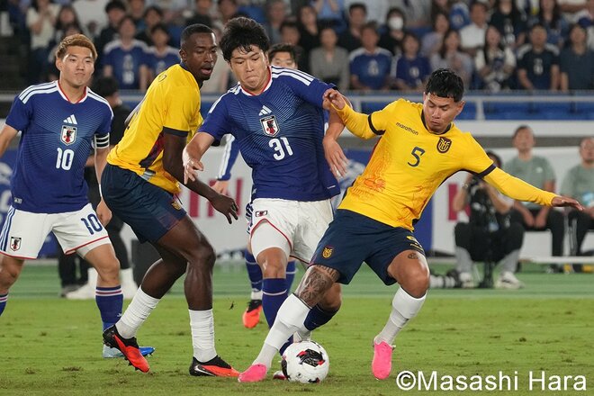 苦しみながらも決勝進出！ ヒーローの鈴木彩艶が拳を握り締める！ 佐野海舟が破格のボール奪取を見せ、久保建英が攻撃のリズムを変える！ 決勝は10月5日に国立！【日本代表vsエクアドル代表】激闘PHOTOギャラリーの画像004