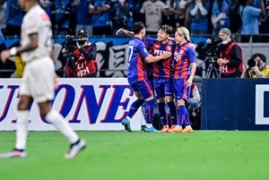 「めっちゃかわいいっ！」エイベックスの人気女性アイドルが「FC東京ユニフォーム着用の観戦姿」公開！ キャップを被った観客席での写真に、「女神来てた!!!」の声の画像