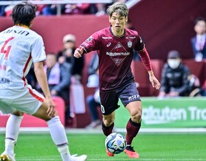 「大迫が凄すぎて笑う」J1神戸の優勝を導いた、FW大迫勇也の「ポストプレー→衝撃スルーパス」でのアシストが絶品！「まじでどこでどう認識してそこにパス出せるの…」の声の画像