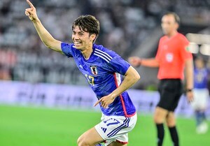 「可愛いが詰まってる…」25歳人気モデルがドイツで「J1川崎コーデ」披露！ 田中碧と三笘薫のグッズを手にした姉弟姿が「良い写真すぎる〜！」と大絶賛の画像