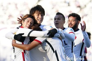 【FC東京VS鹿島アントラーズ】感情爆発！鹿島・土居聖真が思わず抱きつく上田綺世「まず、試合に勝たなければいけない」　原悦生PHOTOギャラリー「サッカー遠近」の画像