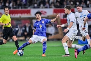 「一人ウイイレ」「うますぎやろ」三笘薫が見せた、ウルグアイ戦での「独走ドリブル→完璧スルーパス」場面に称賛の声！ 公開された映像は5.7万回超えの再生回数の画像