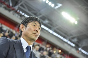 「ガチでなにやってんのw」サッカー日本代表・森保一監督×人気ユーチューバー×現役Jリーガーの「奇跡の3ショット」にSNS大混乱！ 「えっとどれが本物ですか？」と、日本代表指揮官の隣に疑問の視線の画像