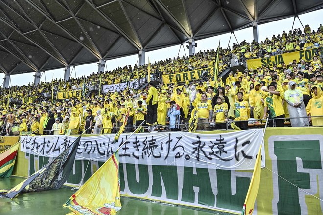 【千葉サポーターアルバム】雨の中で首位堅持のチームを後押しした「ジェフユナイテッド千葉のサポーター写真99枚」！ ゴール裏の熱狂ショット「ジェフユナイテッド千葉ーベガルタ仙台」の画像078
