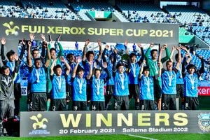 「怪獣がいるー！」元J1川崎の欧州組も参加した「フロンターレ3人組の食事会ショット」に熱い声集まる！「素敵な並び」「めっちゃ最高な３人」の声の画像