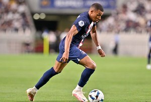 「スケールが違いすぎる」「これできるの彼だけ」パリ・サンジェルマンのサッカーフランス代表FWキリアン・ムバッペの「独力打開ゴラッソ」が話題に！ 狭いスペースの突破に「発想が凄い」の声の画像