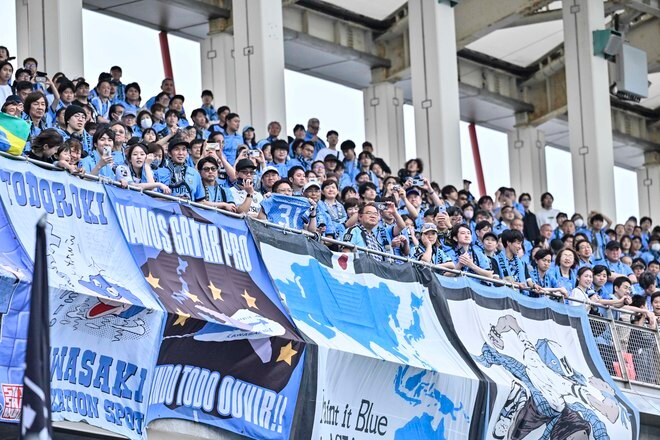 【サポーターアルバム】完封勝利後に笑顔＆万歳見せた「川崎フロンターレの試合後のサポーター写真83枚」！ ホーム連勝を熱狂的サポート「川崎フロンターレーセレッソ大阪」の画像014