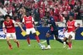運命の大一番！サッカー日本代表・伊東純也、中村敬斗、関根大輝が語った｢世界一のクラブ｣と｢降格プレーオフ｣(1)純也＆敬斗いつものルーティンと作れない攻撃の形｢準優勝は奇跡ですね｣【激闘33連写】の画像016