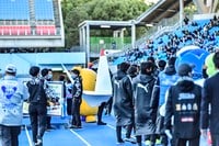 仮面ライダー女優＆ラウンドガールの唐突な“被り物”姿にJサポ大興奮！｢似合ってらっしゃる｣｢なんならスペシャルサポーターとかになってもらっていいんですよ｣