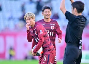 「存在しないVARでPKに」鹿島サポーターのブーイング＆土居聖真の囁きでPK判定を下した主審の粋な行動が大絶賛！「NICEジャッジ」「大拍手でした笑」と称賛される深いワケの画像