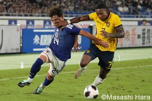 スーパーな｢2度目の守備｣で中盤を制したエクアドル戦MVP！W杯レベルの激闘でついに覚醒したフライブルク逸材【対南米勢3連勝！日本代表｢ラスト1戦へ｣の大激論】(1)の画像