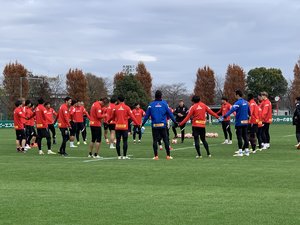 【浦和レッズ・公開練習リポート】(1)およそ50人のサポーターが見守る中、手をつないで「一つの大きな輪」になる選手たち！最優秀監督賞を受賞したリカルド・ロドリゲス監督の「仰天のトレーニング法」とは!?の画像