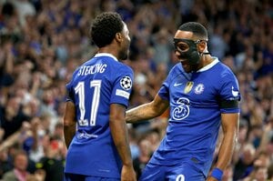 「これは可愛い」!! チェルシー公式が欧州チャンピオンズリーグの敵地スタジアムでの「意外な侵入者」動画を公開！ ザルツブルクでの動画に｢19万超いいね｣の大反響の画像