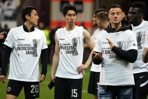 サッカー日本代表・鎌田大地と長谷部誠の2ショット画像が｢最高｣と話題に!!フランクフルトが投稿した 本日の｢カマ＆マコショット｣とは?【画像】の画像