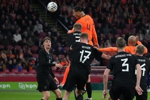 【W杯初戦・オランダ分析】世界7位の現在地(6) 日本に立ちはだかる｢高さの暴力｣！ 平均190cm超、恐怖のセットプレー対策の画像