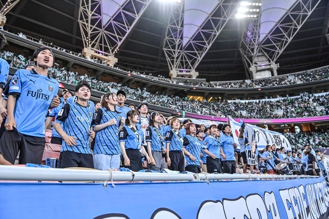 【サポーターアルバム】サウジアラビア・ジェッダ開催のACLE決勝に川崎サポーター700人が集結！ 現地で声援を送ったサポーター写真78枚「アル・アハリー川崎フロンターレ(1)」の画像049