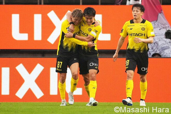柏が1年前の敗戦を払拭！ 同点弾の遠藤渓太がガッツポーズ＆逆転ゴールの山内日向汰が感情を爆発！ 鈴木優磨が先制点の徳田誉にまさかの手荒い祝福！【鹿島アントラーズvs柏レイソル】激闘PHOTOギャラリーの画像006