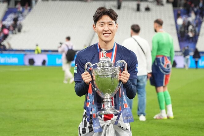 運命の大一番！サッカー日本代表・伊東純也、中村敬斗、関根大輝が語った｢世界一のクラブ｣と｢降格プレーオフ｣(2)敬斗＆純也メダル記念ショットと先制点｢カードをもらってもいい｣プレー【激闘後21連写】の画像016
