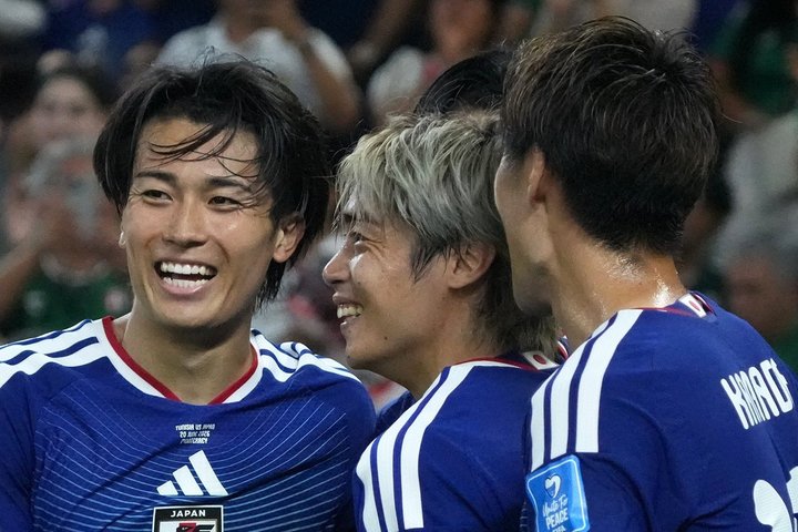 ｢ギャップにキュン｣キャプテン伊東純也の激アツ円陣に大反響！｢後ろで敬斗ずっとニコニコしてんの笑｣尊すぎる“元ランス兄弟”の絆 