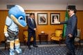 J1川崎がACLEファイナルズを前にサウジアラビア大使館を電撃訪問！ ユニフォーム&タオルマフラーと引き換えに現地での有益情報獲得……クラブ悲願のアジア青覇を前にクラブが動いたの画像003
